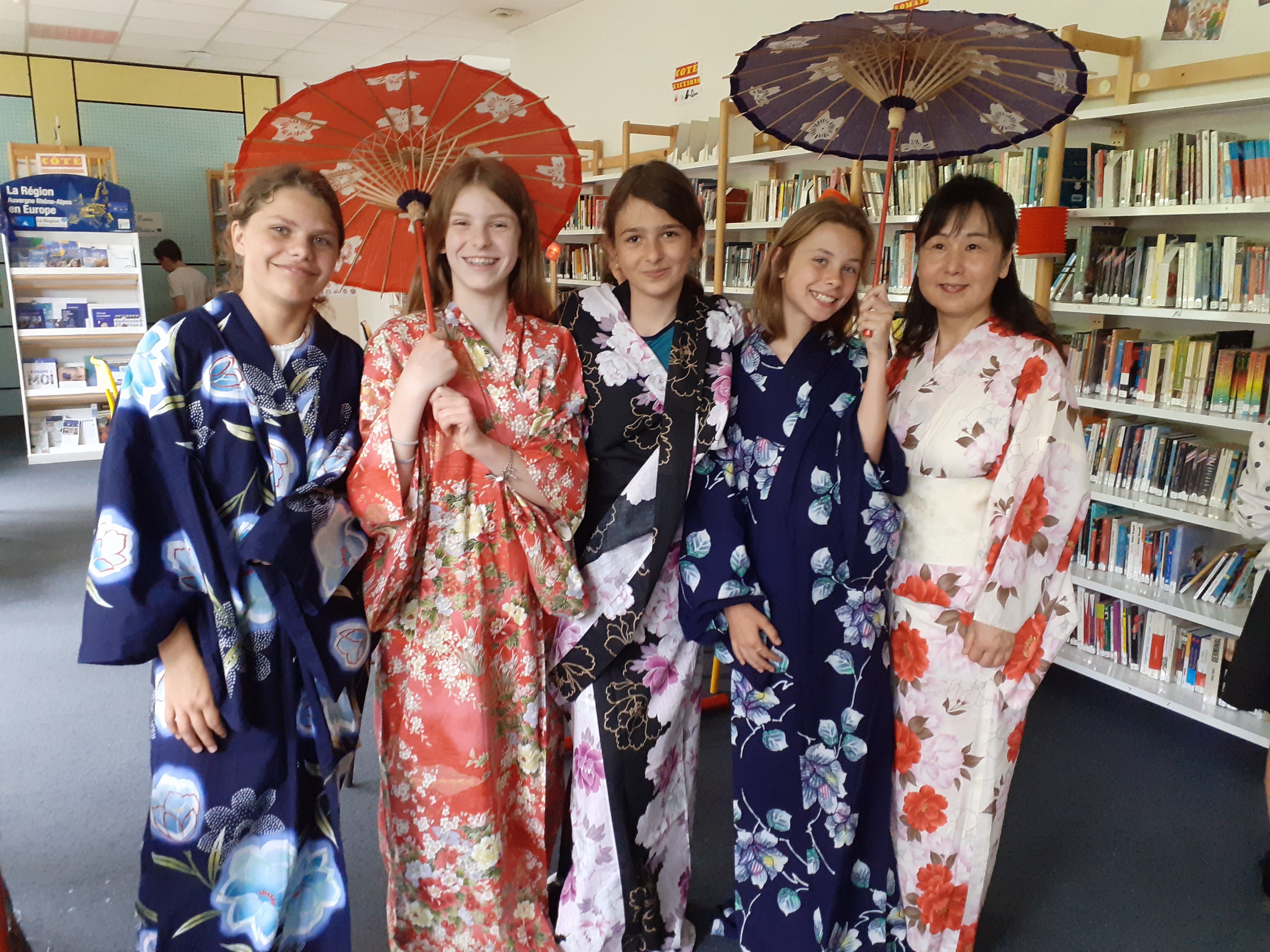 Lire la suite à propos de l’article Pour terminer l’année en beauté, le lundi 19 juin, les membres du Club Manga se sont retrouvés au CDI autour d’une table décorée de fleurs pour déguster des sushis et des crevettes et boire du thé. Les sushis maisons préparés par Adelphine ont été les plus appréciés ainsi que les mochis cuisinés par Léana ! Une invitée de marque est venue partager leur repas : Keiko Imamura-Cota avait apporté des kimonos que chacun a pu enfiler. Nous avons échangé sur la culture japonaise, puis elle a réalisé devant tous, la célèbre cérémonie du thé Matcha. Chacun a pu goûter ce thé légèrement amer et s’essayer à la pratique de servir le thé. Une belle réussite pour cette dernière rencontre de l’année ! Rendez-vous l’année prochaine au Club Manga…