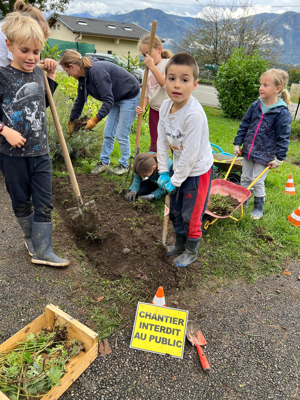 You are currently viewing jardin : embellissement de l’école