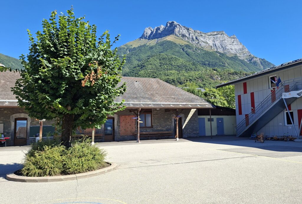 ecole jeanne d'arc Saint pierre d'Albigny cour