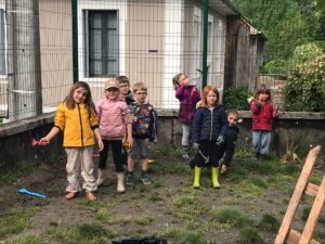 Lire la suite à propos de l’article Beau projet jardinage au sein de la classe des TPS PS et MS, GS. Au programme : découverte des graines, mise en place du visio racine dans la classe et pour projet final…nous avons utilisé le jardin de l&rsquo;école pour creuser, semer, planter … Maintenant… patience ! ????